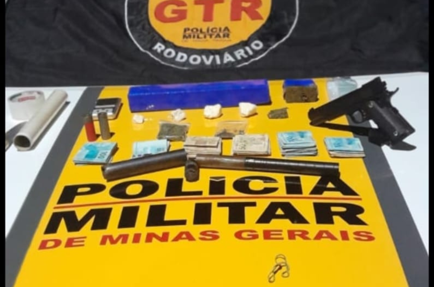 Jovem é preso com drogas, arma e R$ 13 mil após perseguição na BR-494 em São João del Rei