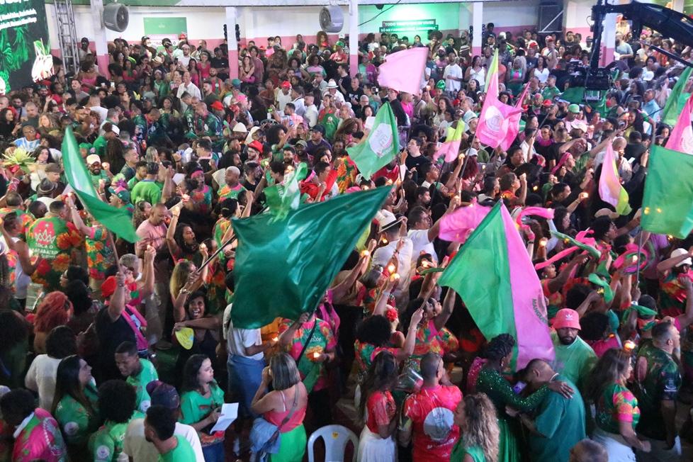 Mangueira escolhe samba-enredo para 2026 em homenagem a Mestre Sacaca