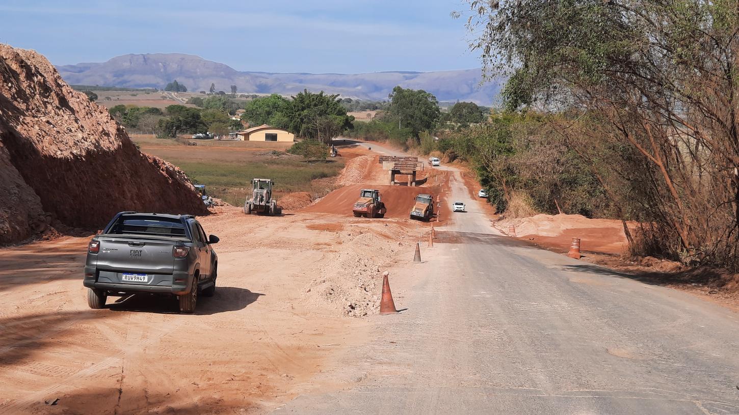 Obras de pavimentação da MG-170 avançam entre Pimenta e Guapé após 30 anos de espera