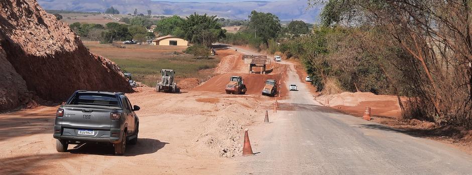 Obras de pavimentação e restauração avançam na MG-170 entre Pimenta e Guapé