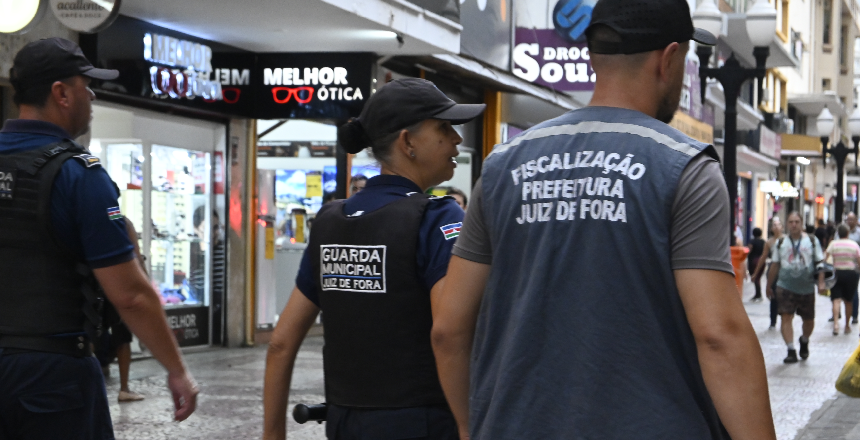 Operação “Comércio Legal” apreende mais de 800 itens irregulares no Centro de Juiz de Fora