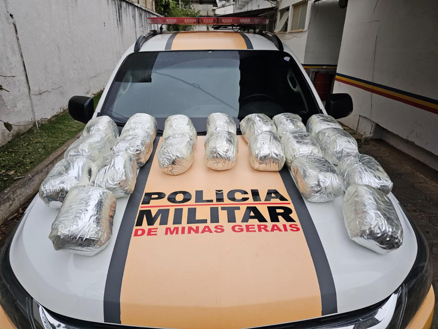 Passageira de táxi é presa com 20 barras de skunk em Leopoldina