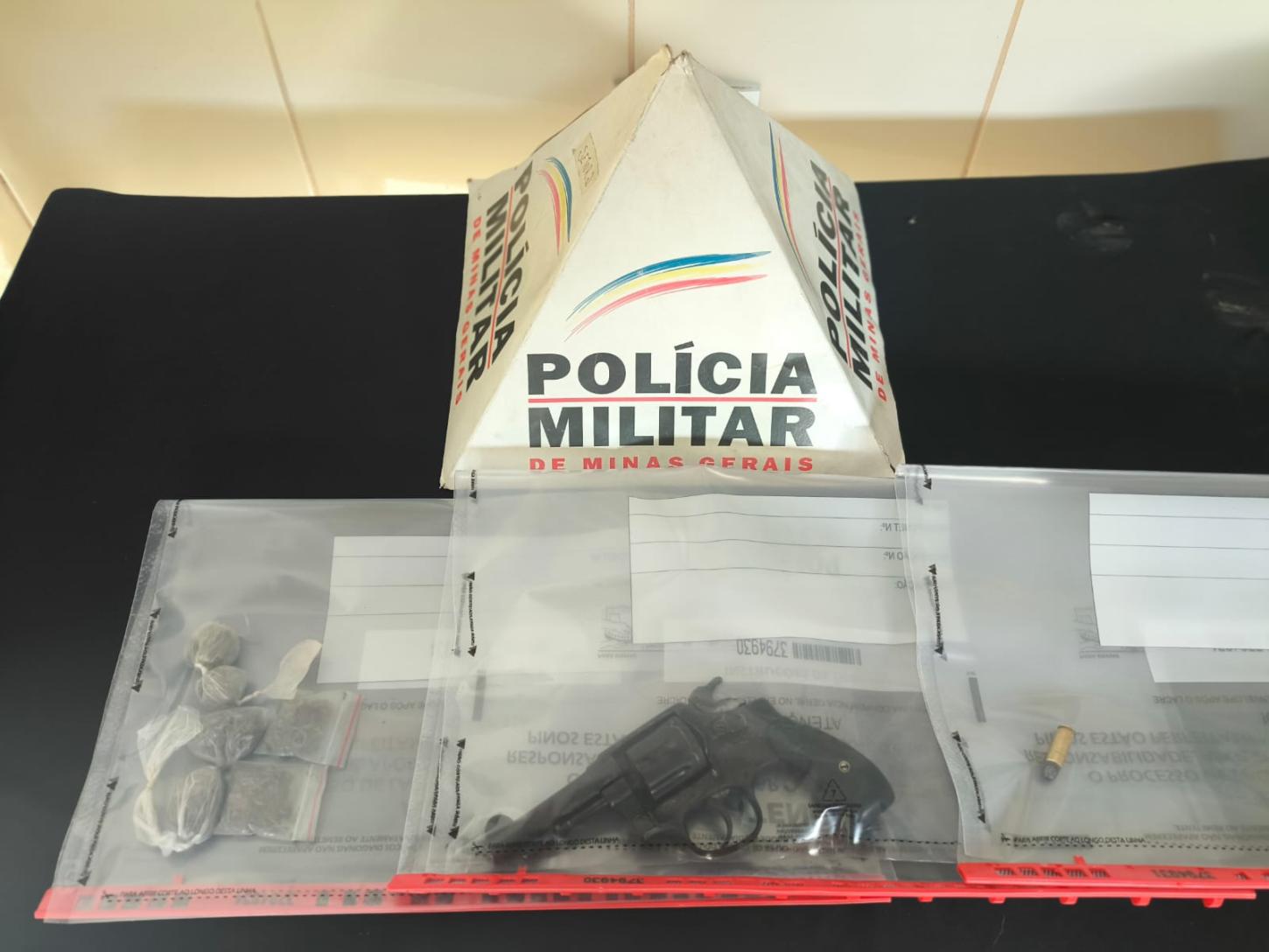 PM prende foragidos e apreende drogas em operações na região de Barbacena