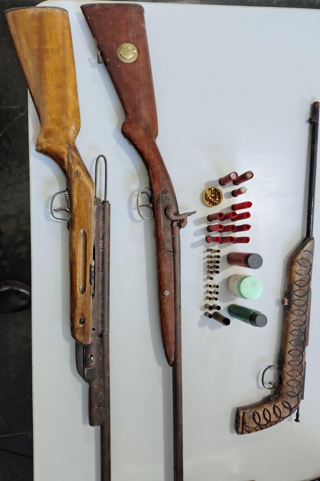 Polícia Militar apreende armas, aves silvestres e motocicleta adulterada em Mercês