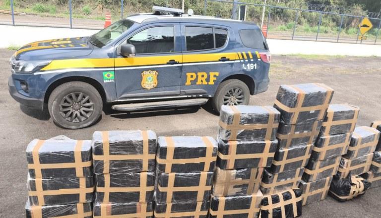 PRF apreende 800 kg de maconha em fundo falso de caminhão na BR-267 em JF