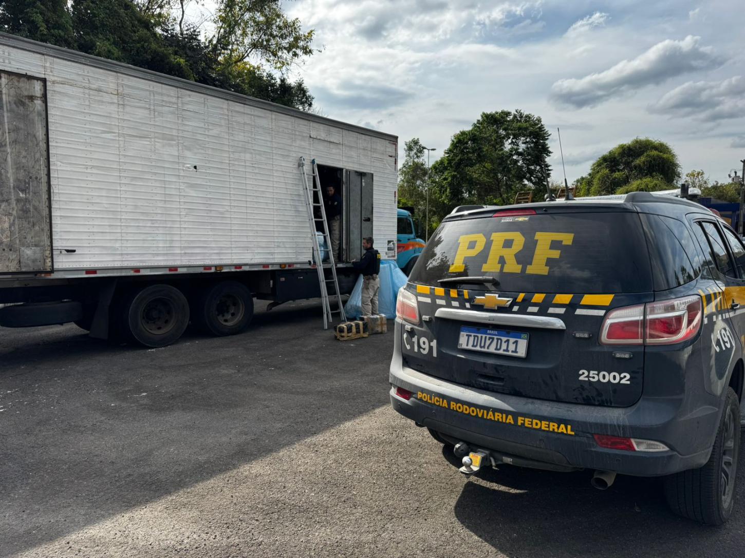 PRF apreende quase 800 kg de maconha na BR-267 em Juiz de Fora