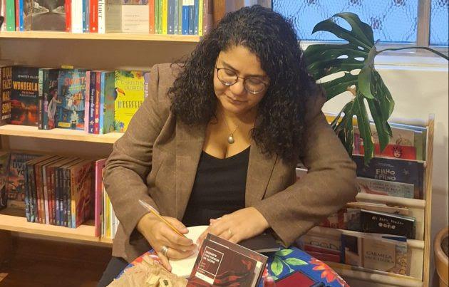 Professora do João XXIII lança livro com contos sobre rupturas e descobertas femininas