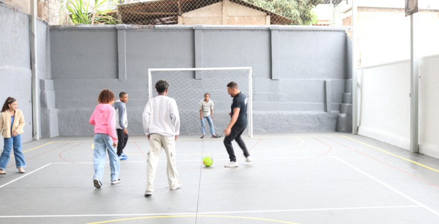 Quadra da Escola Municipal Manuel Bandeira é revitalizada em parceria com Associação de Pintores de Juiz de Fora