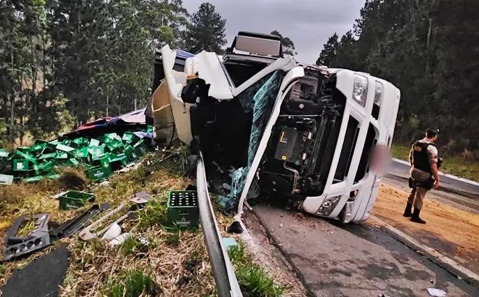 Tombamento de carreta carregada de cerveja mobiliza Bombeiros em Bom Jardim de Minas
