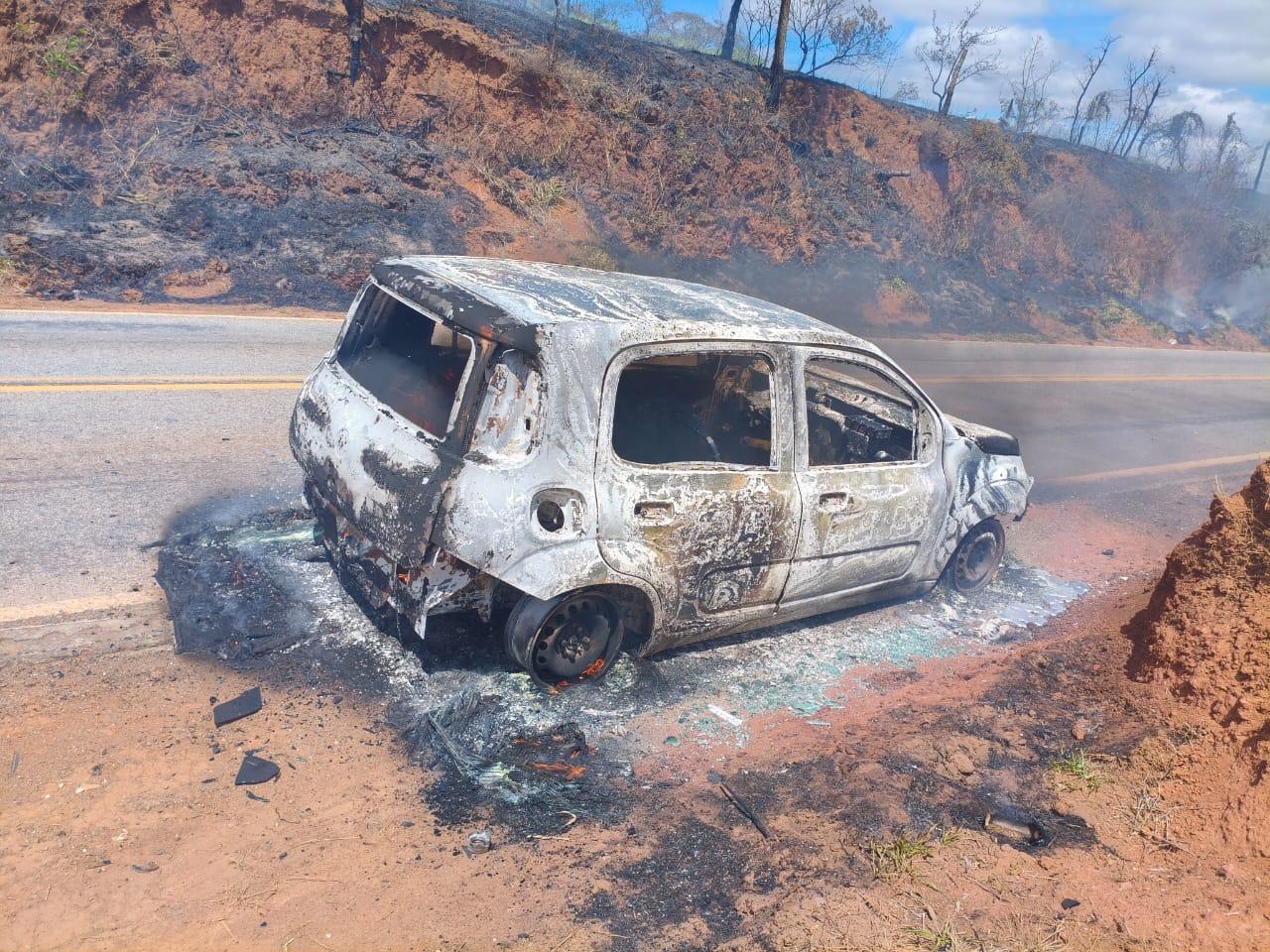 Veículo pega fogo na MGC-383 em Coronel Xavier Chaves; motorista não se feriu