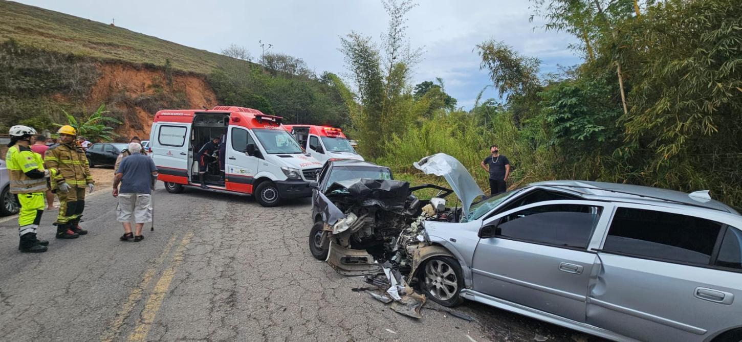 Acidente entre três veículos deixa cinco pessoas feridas na AMG-353, em Coronel Pacheco