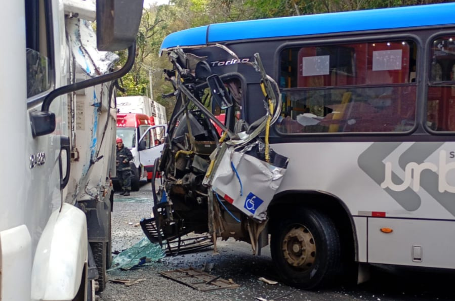 Batida entre ônibus e caminhão mobiliza resgate na União Indústria; 20 ficam feridos