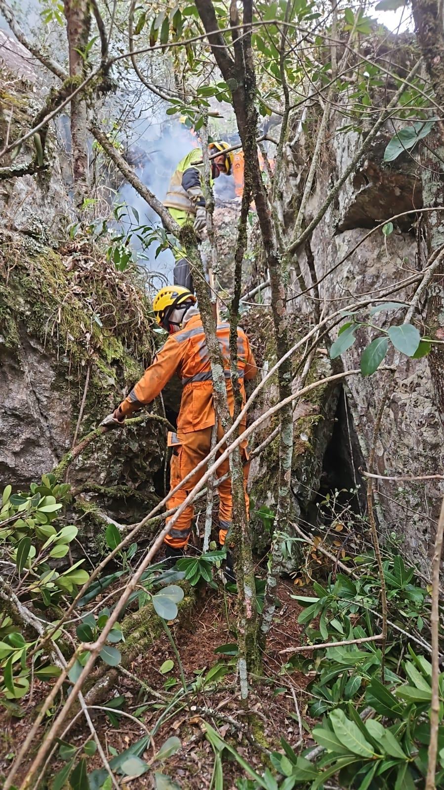Bombeiros controlam incêndio na Serra de São José, em São João del-Rei, após dias de combate