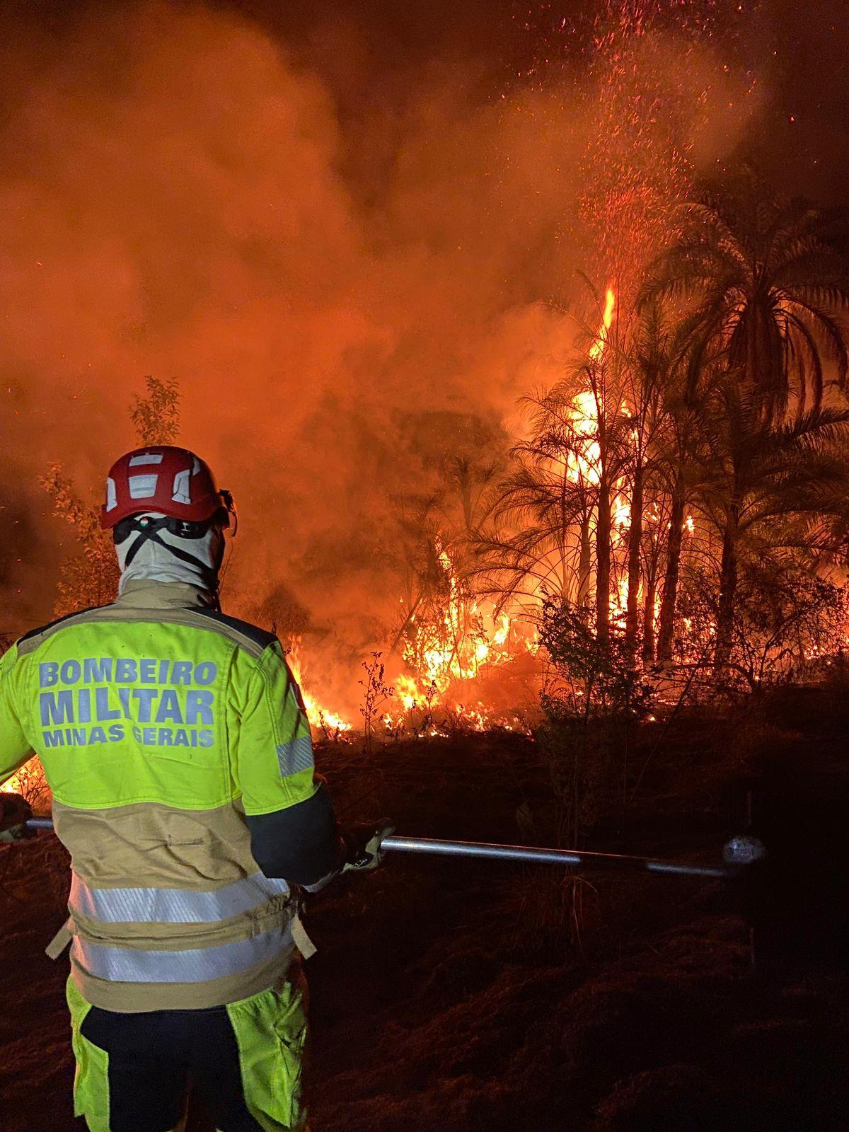 Bombeiros controlam incêndio que atingiu 30 hectares de pastagem em Conselheiro Lafaiete