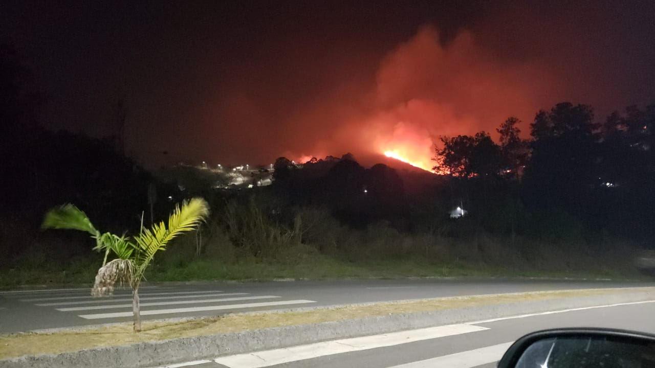Bombeiros entram no terceiro dia de combate ao incêndio na Serra de São José