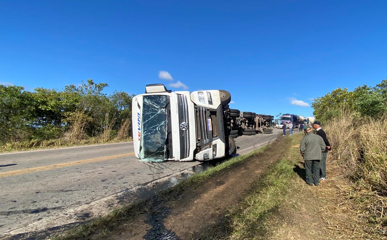 Caminhão tomba e interdita totalmente a BR 265 em São João del-Rei