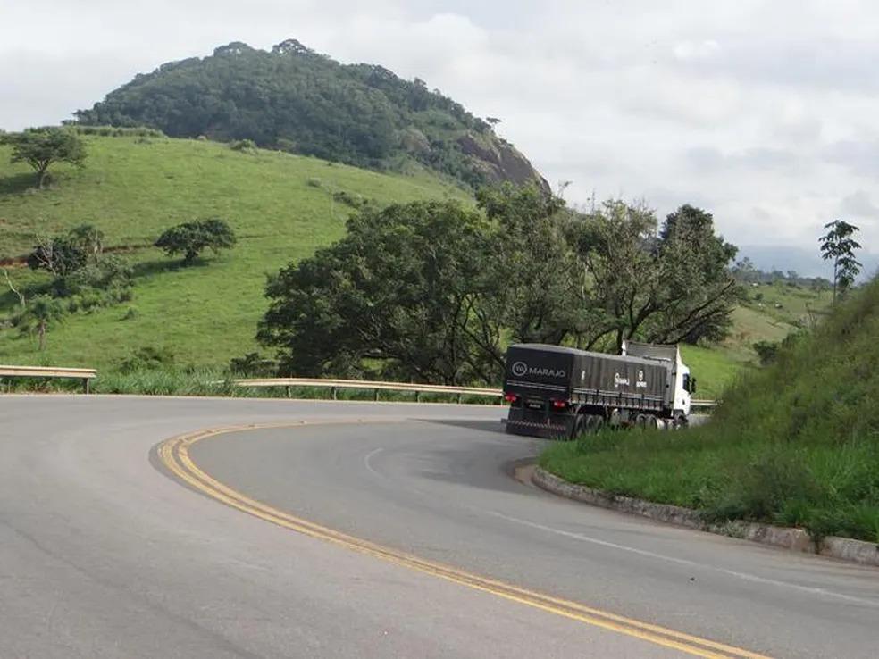 Carreta carregada com algodão tomba na BR-116 em Leopoldina; pista opera em 