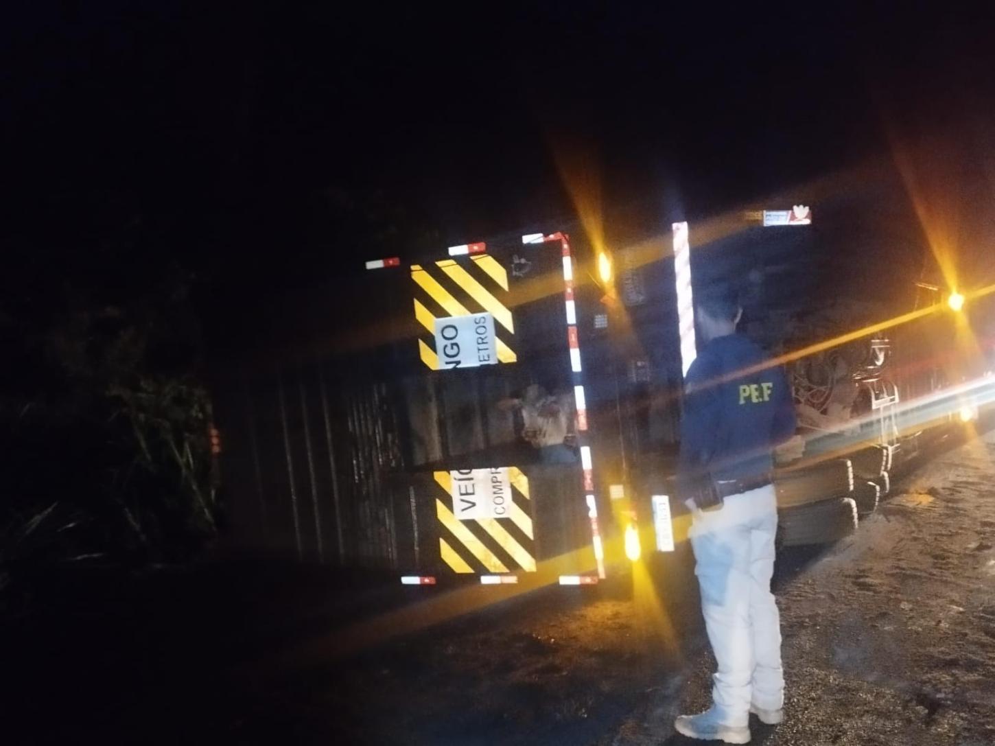 Carreta com 72 cabeças de gado tomba na BR-116 em Leopoldina