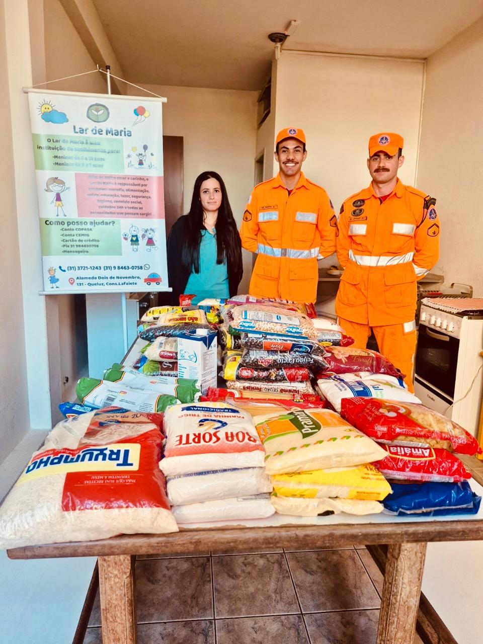 CBMMG doa 100 quilos de alimentos arrecadados na 1ª Corrida dos Bombeiros em Conselheiro Lafaiete
