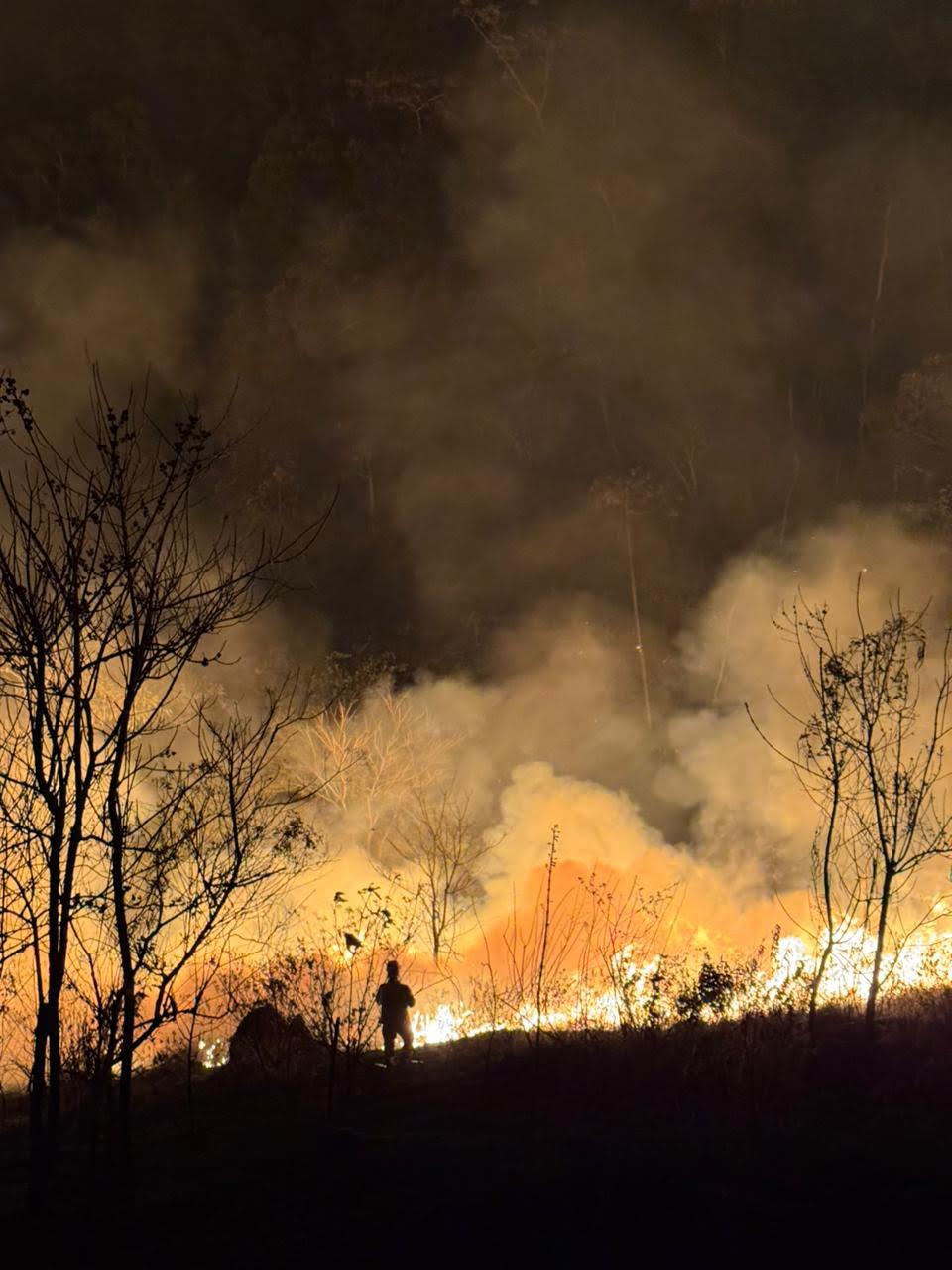 Corpo de Bombeiros controla incêndio em área de amortecimento da APA da Mata do Krambeck