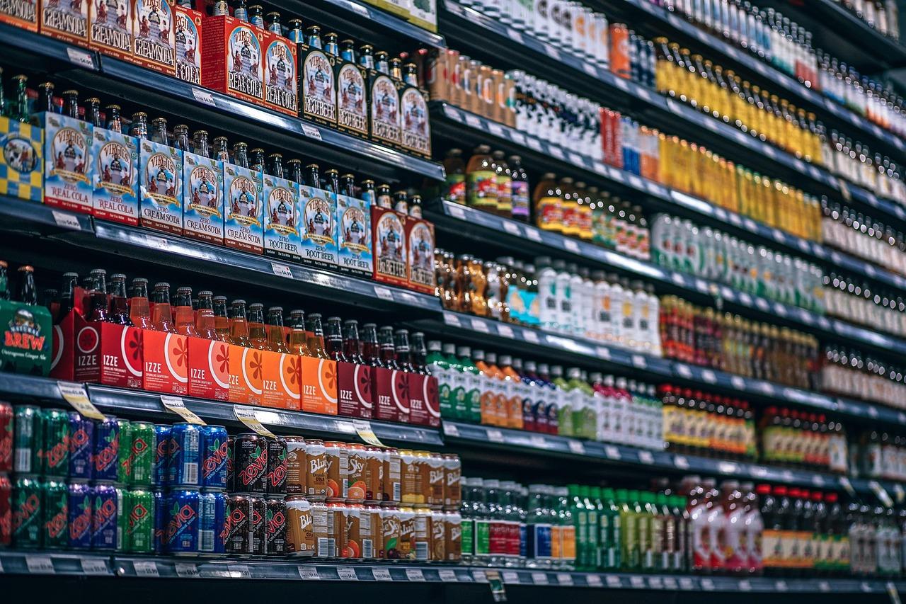 Distribuidora é interditada no Centro de Juiz de Fora por armazenar mais de 5 mil produtos vencidos