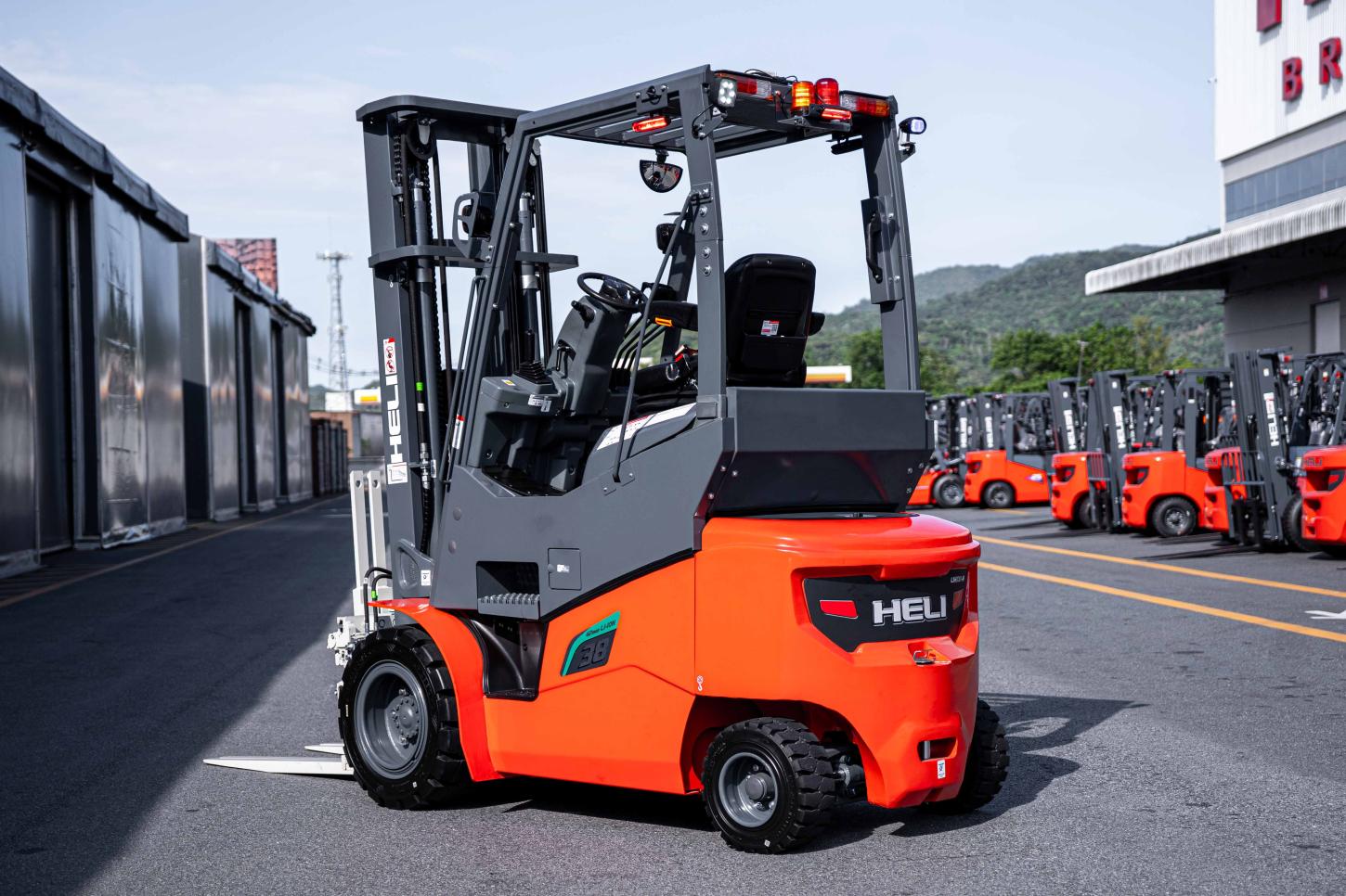 Empilhadeira elétrica inédita com foco em segurança estreia no mercado brasileiro