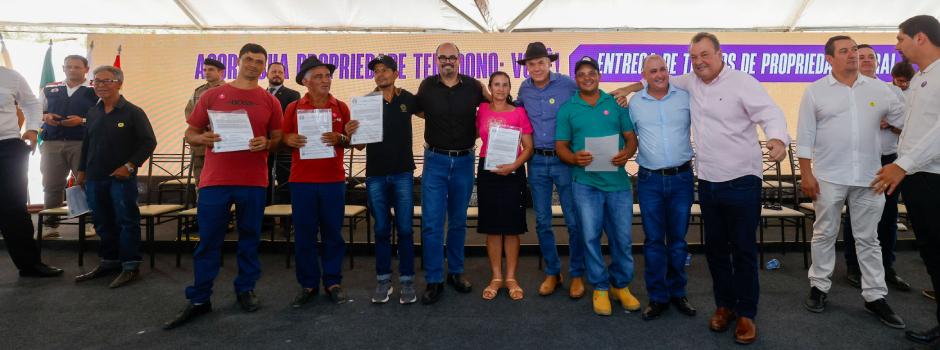 Governo de Minas entrega títulos a produtores do Alto Rio Pardo