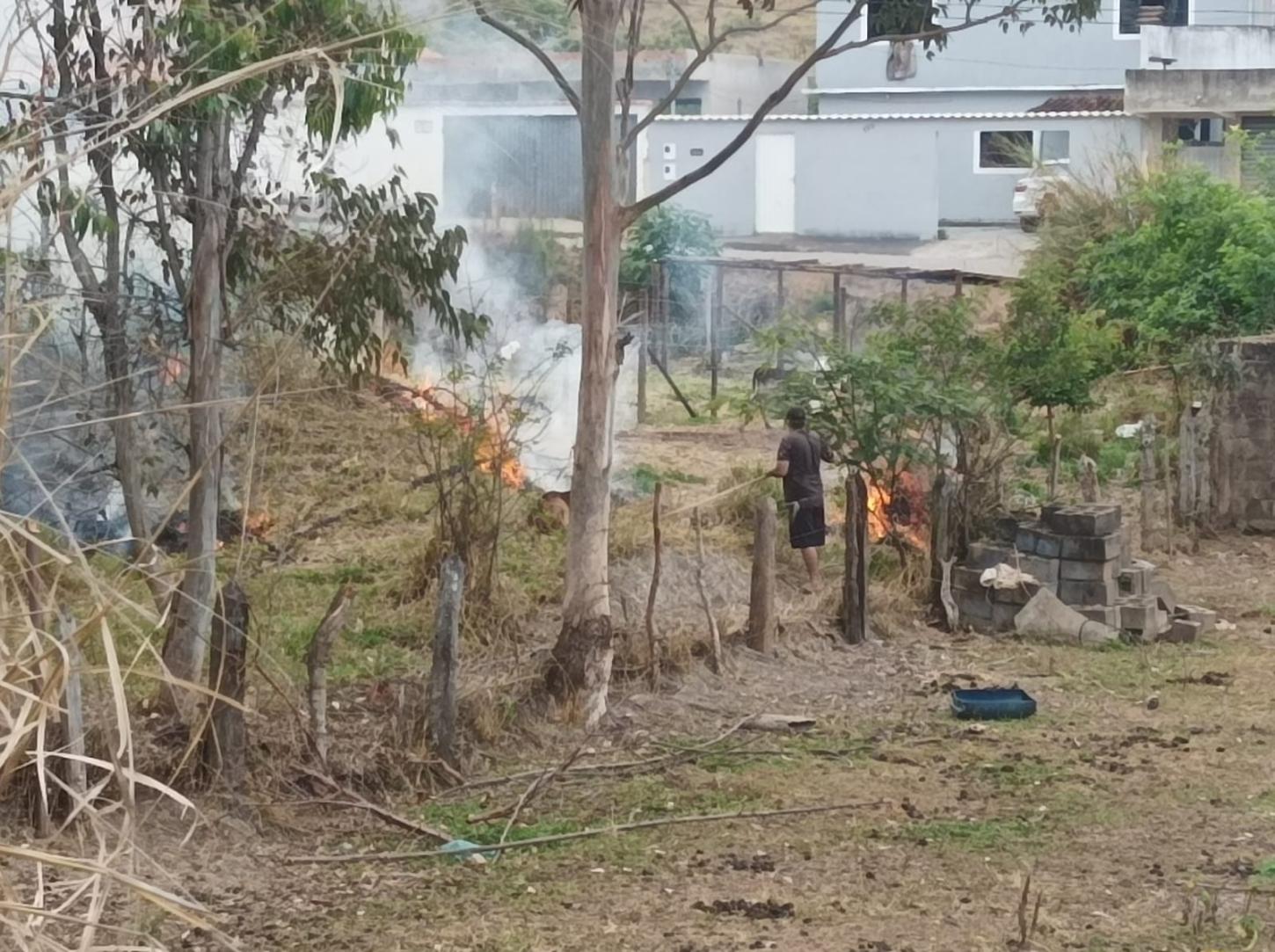 Homem é preso em flagrante por incêndio em lote no bairro Quincas Tibúrcio, em Andrelândia