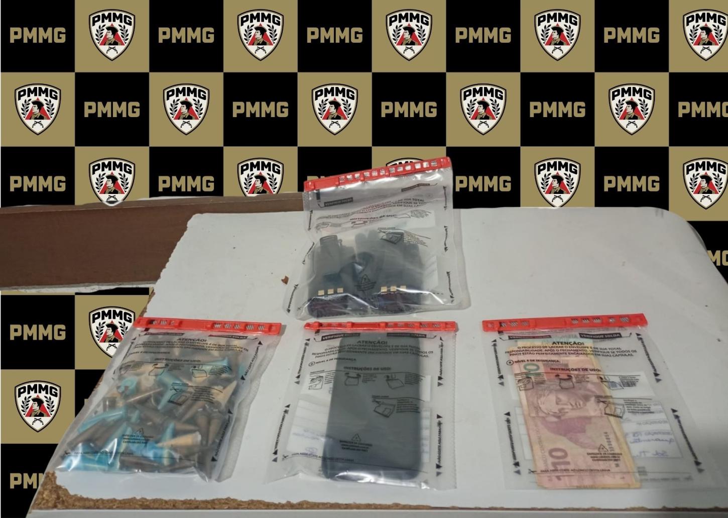 Homem é preso por tráfico de drogas após tentar fugir da PM em Ubá