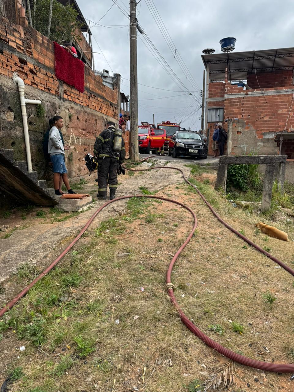 Incêndio atinge residência no Jardim Natal e deixa morador sob atendimento do SAMU