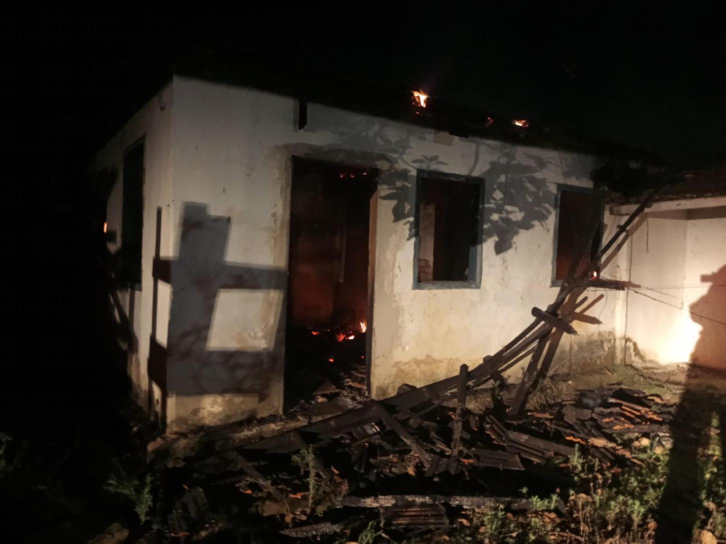 Incêndio destrói casa abandonada no distrito de Ribeirão Santo Antônio, em Coronel Pacheco