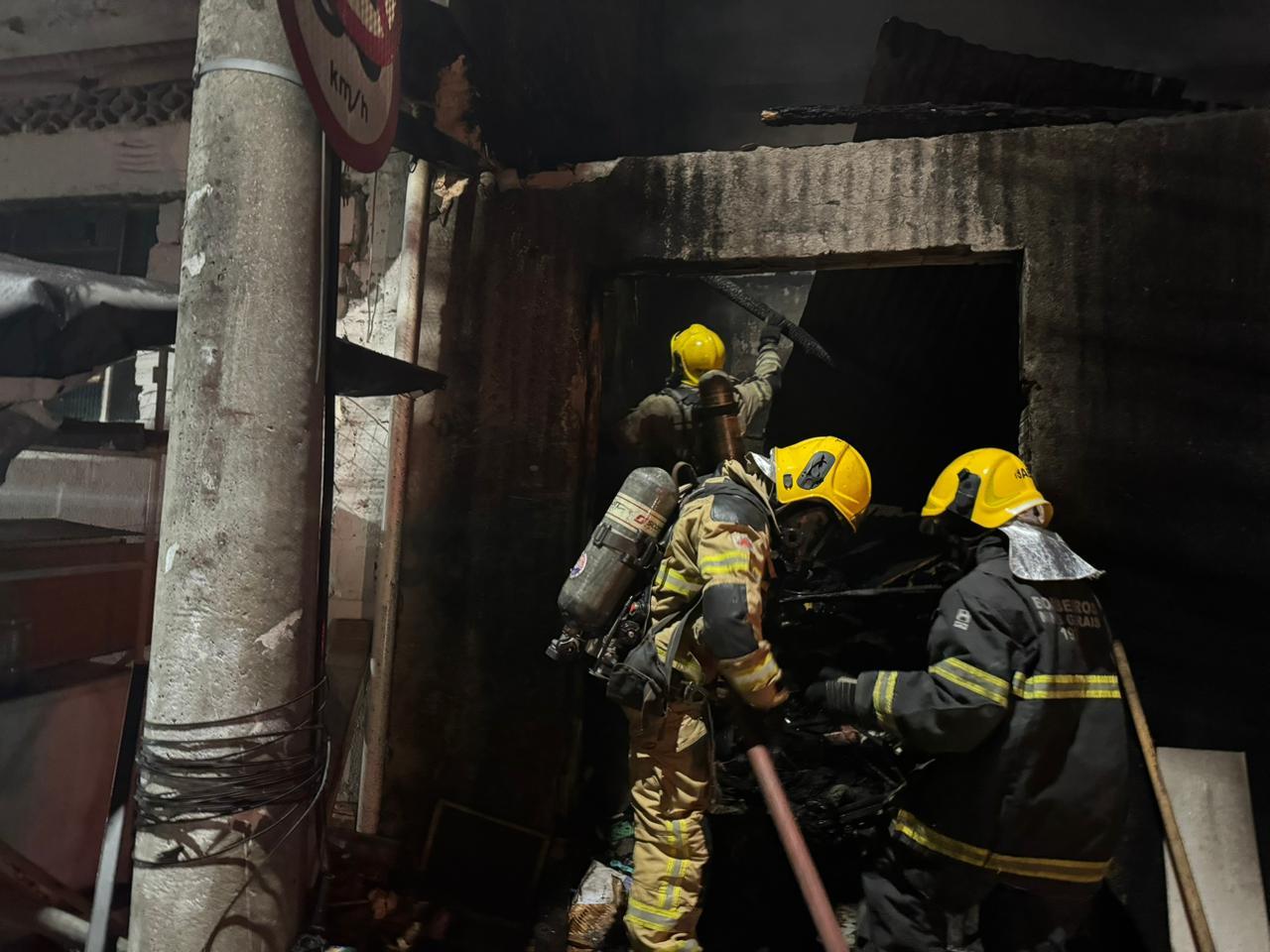 Incêndio destrói garagem adaptada para moradia na Vila Montanhesa