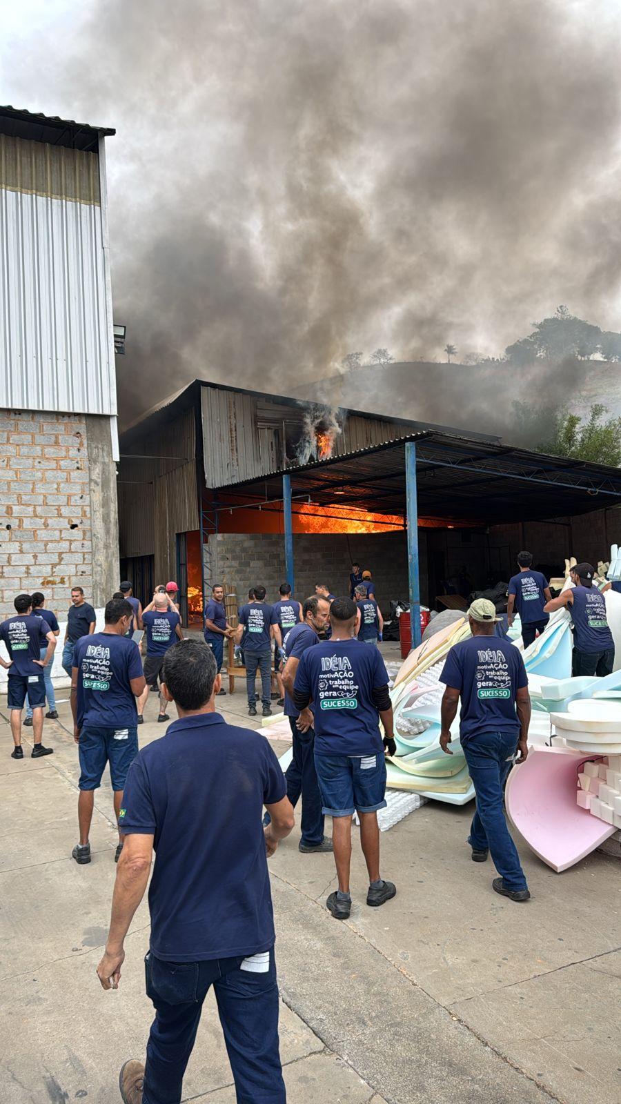 Incêndio em galpão de fábrica de molas é controlado rapidamente pelo Corpo de Bombeiros em Juiz de Fora