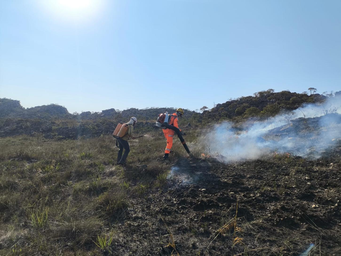 Incêndio na Serra de São José mobiliza bombeiros e brigadistas pelo segundo dia