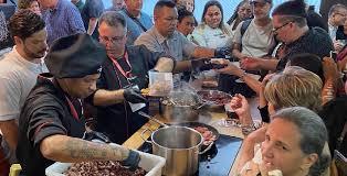 Juiz de Fora promove turismo e gastronomia na ABAV Expo 2025 com feijão-tropeiro
