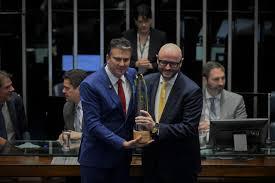 Minas Gerais é reconhecido nacionalmente por avanços na alfabetização e recebe comenda do Senado Federal