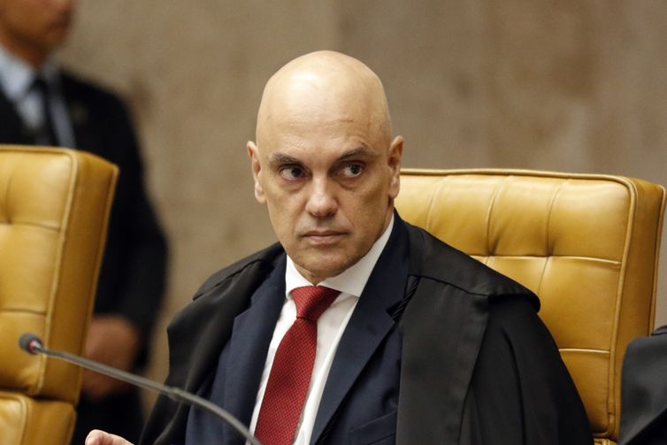 Moraes pede que Filipe Martins explique perda do sinal da tornozeleira