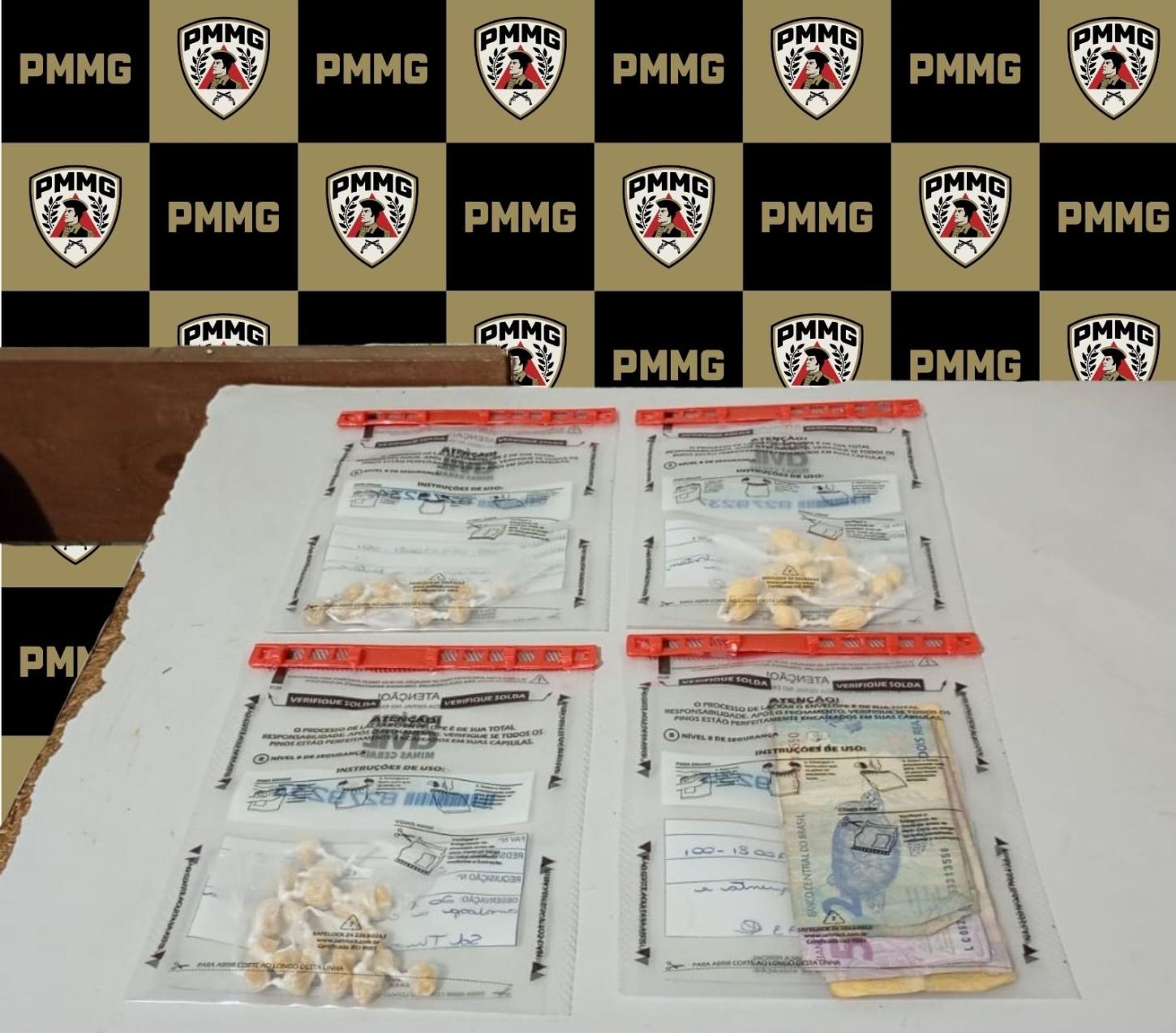 Mulher é presa por suspeita de tráfico de drogas em imóvel abandonado em Ubá