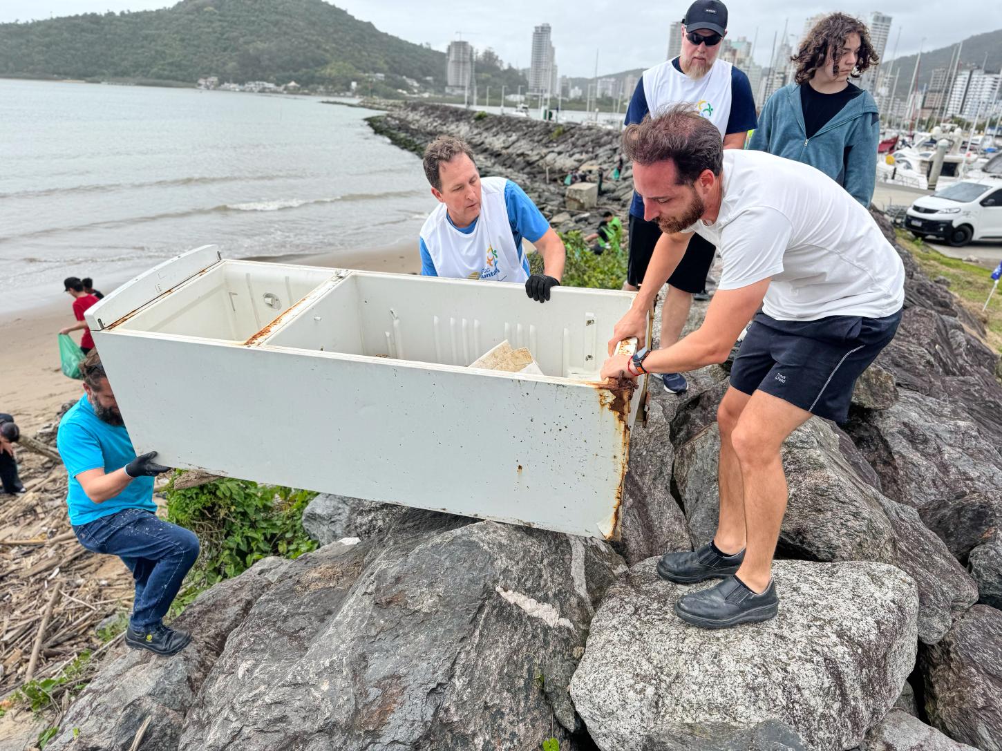 Mutirão voluntário recolhe mais de 300 kg de lixo na Baía Afonso Wippel