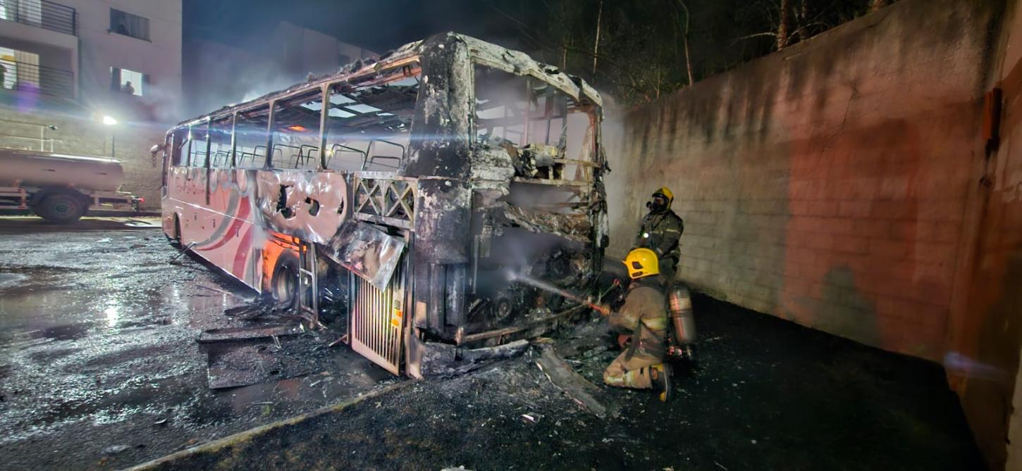 Ônibus pega fogo em garagem em Matias Barbosa