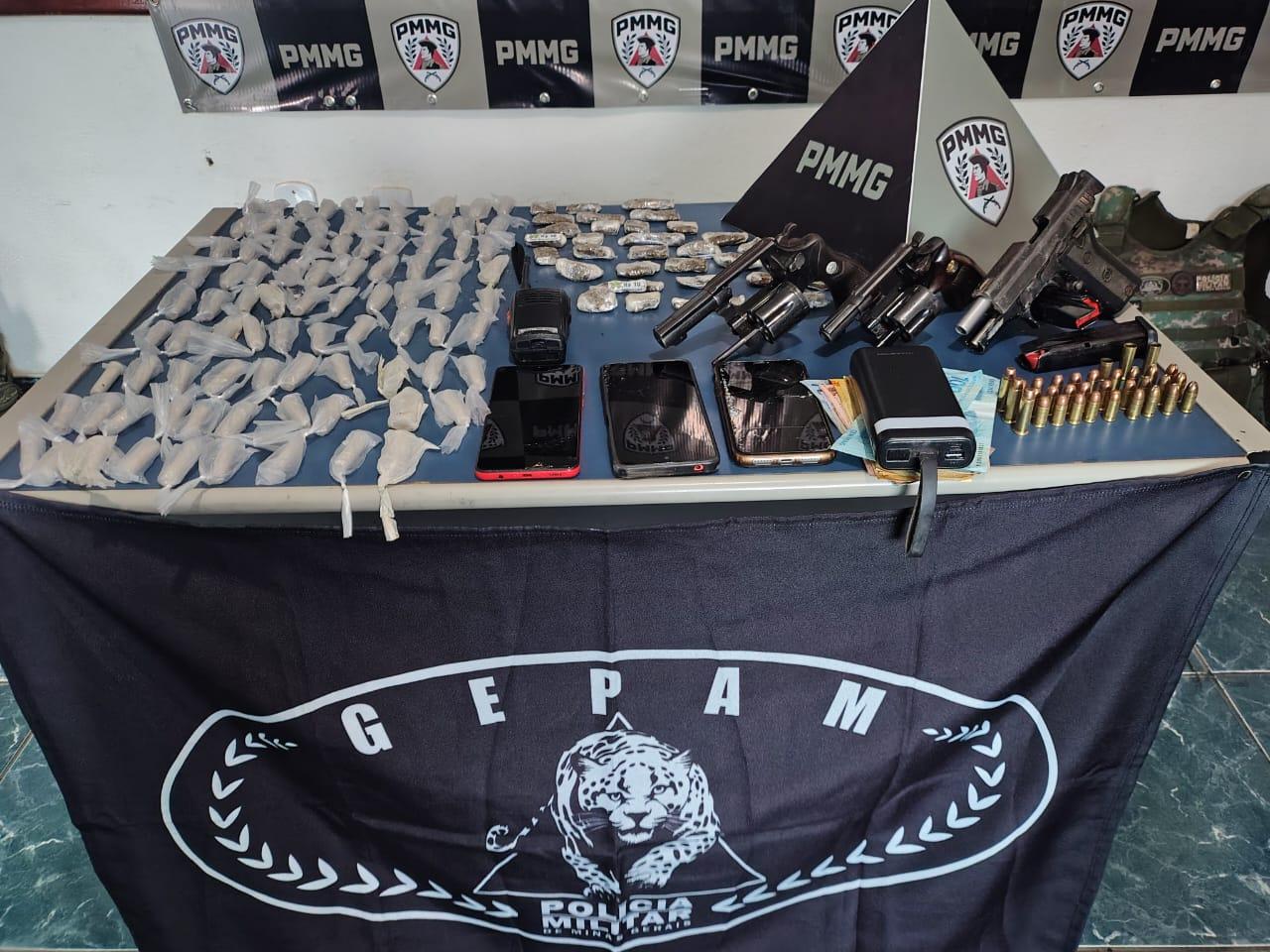 Operação policial prende cinco e apreende armas e drogas em Além Paraíba