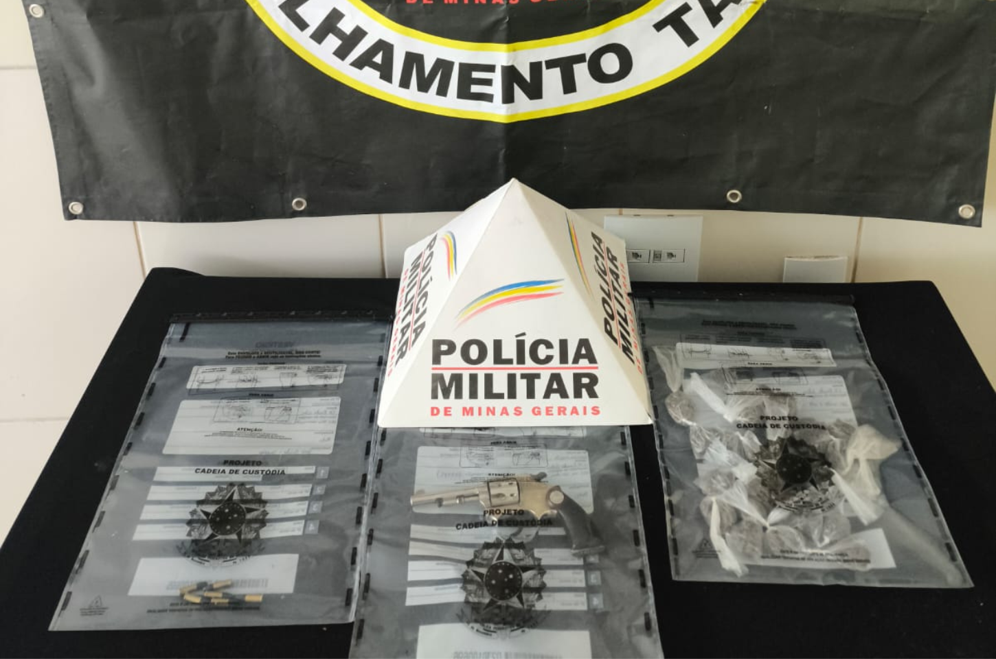 PM captura foragidos e apreende menor armado em Barbacena e região