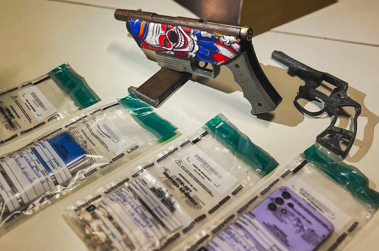 PM prende foragido e apreende armas e drogas em São João del-Rei