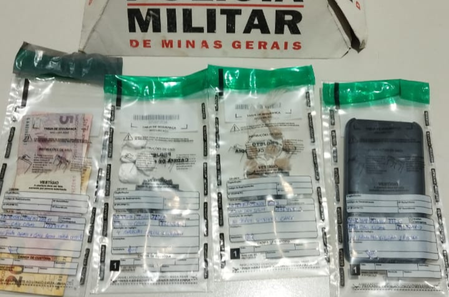 PM prende jovem por tráfico e encontra crack em casa abandonada em São João del-Rei