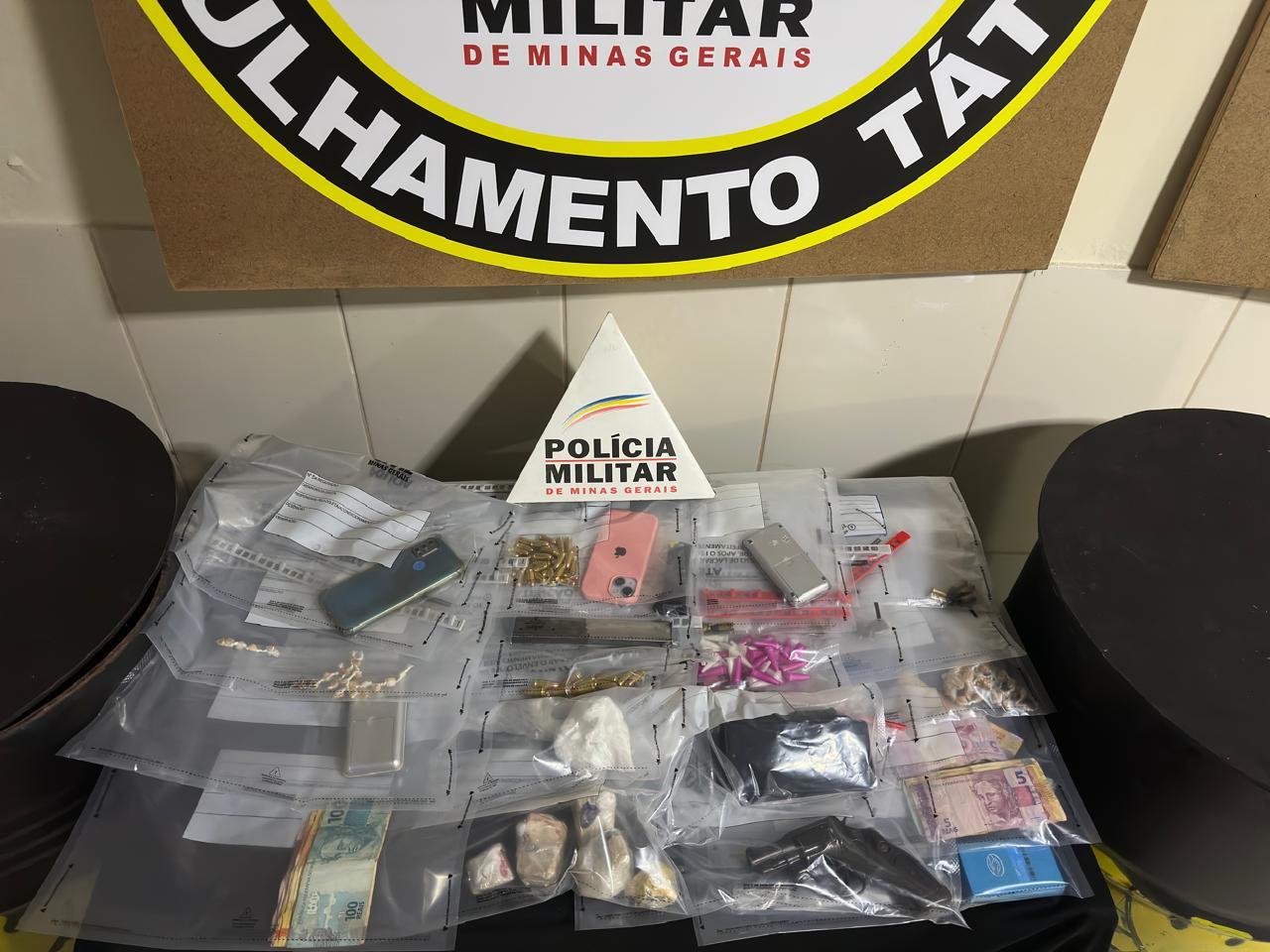 PM prende quatro e apreende menor em operações contra o tráfico em Barbacena