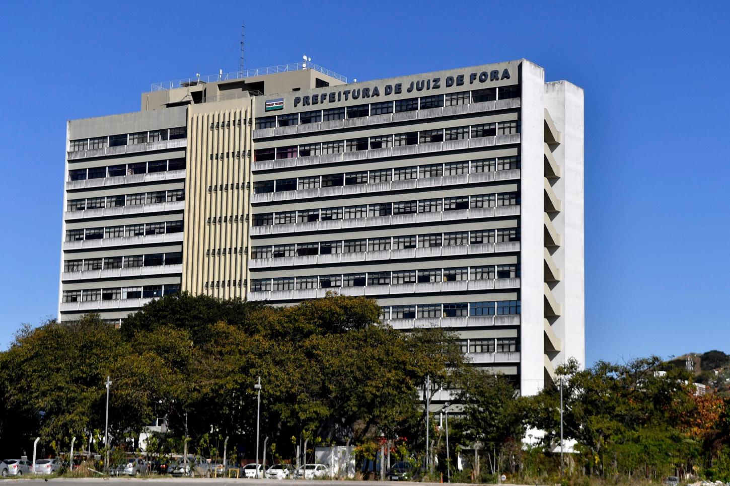 Prefeitura atrasa pagamentos a professores e ex-servidores