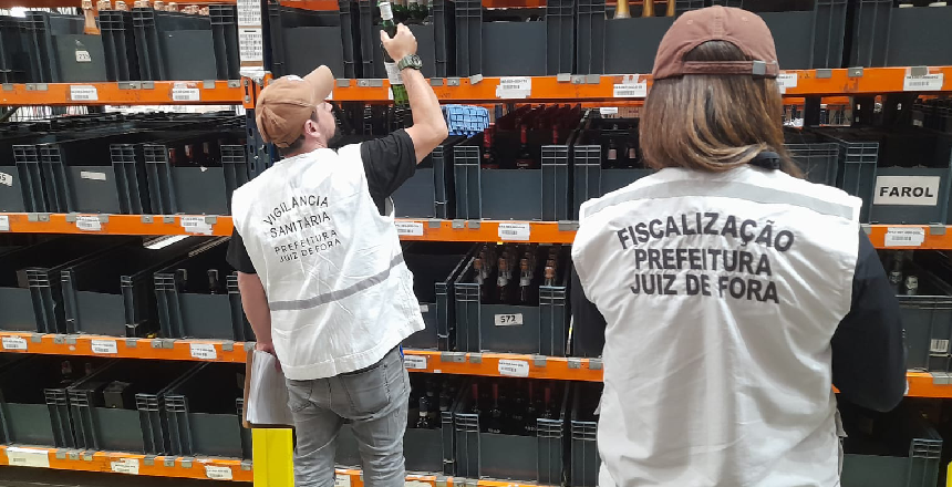 Prefeitura de Juiz de Fora Apreende mais de 900 litros de bebidas e uma tonelada de alimentos irregulares em fiscalização