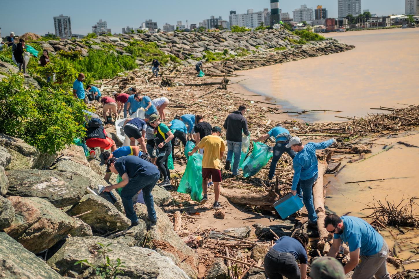 Semana Lixo Zero de Itajaí vai transformar plástico jogado nas águas em brinquedos para crianças