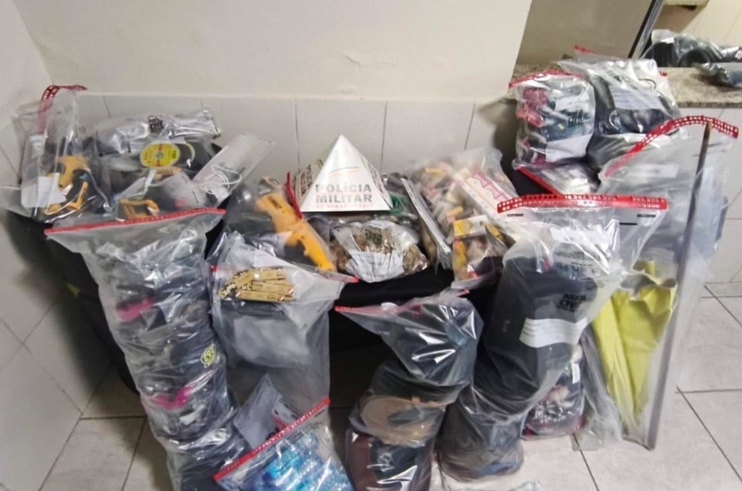Trio armado rende frentista em assalto, mas um é preso após perseguição na BR-040