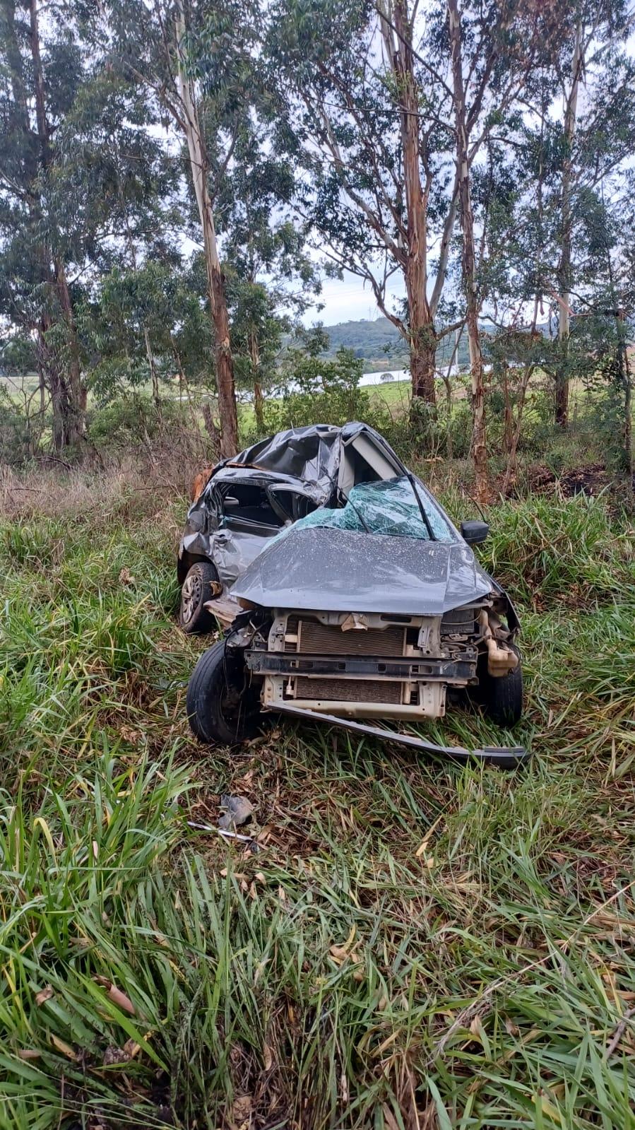 Acidente entre caminhão e carro deixa motorista morto na BR, próximo a Itutinga